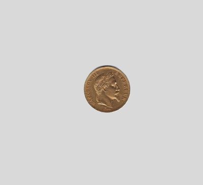 gros plan d'une pièce de monnaie sur une surface blanche