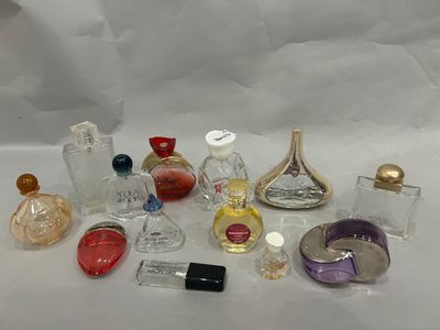 tout un tas de flacons de parfum posés sur une table