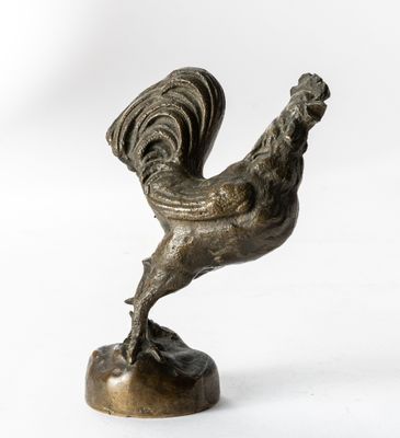statue en bronze représentant un coq, posée sur un socle en bois, sur fond blanc