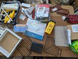 une table sur laquelle se trouvent de nombreux objets