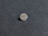 un seul diamant sur une surface noire