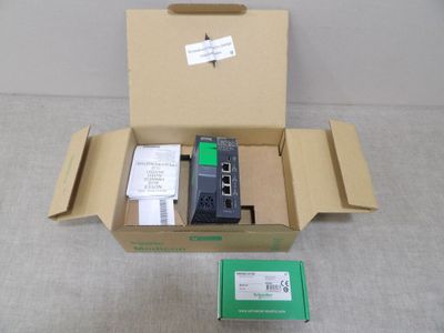 une boîte contenant du matériel électronique
