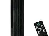 un ventilateur colonne noir posé à côté d'une télécommande