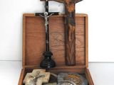 une boîte en bois contenant un crucifix et d'autres objets religieux