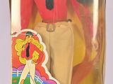 poupée dans une boîte, portant une cravate et un pantalon, sur fond blanc