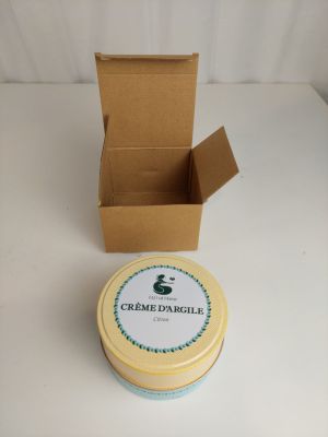 le récipient est ouvert et le couvercle est posé vide sur la table