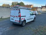 une camionnette garée sur le côté de la route