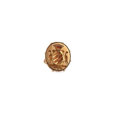 un gros plan sur une bague en or sur laquelle figurent les portraits d'un homme et d'une femme