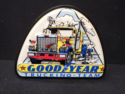un panneau sur lequel figure un camion et où l'on peut lire « Good Year Racing Team »