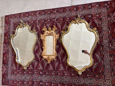 trois miroirs accrochés au mur, avec un tapis en arrière-plan