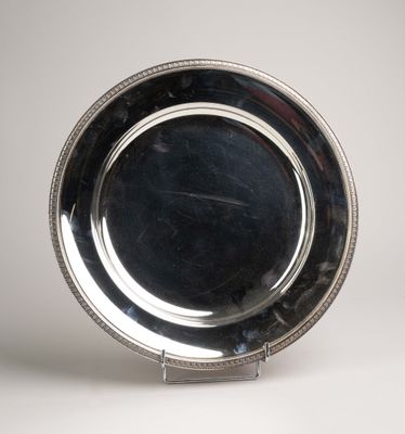 un plateau d'argent antique sur un support sur fond blanc