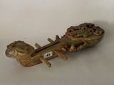 un petit bateau en bois orné d'un dragon