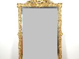 un miroir posé sur le sol devant un mur
