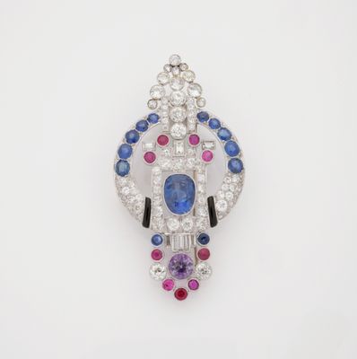 une broche en diamants, saphirs et rubis