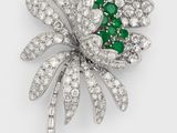 une broche en émeraudes et diamants, signée Cartier