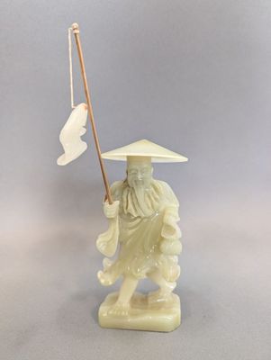 statue d'un homme coiffé d'un chapeau, tenant un drapeau et une hampe