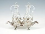 paire de vases en verre argenté sur socle, munis d'anses