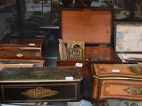 de nombreux meubles exposés dans une vitrine