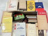 un grand nombre de livres empilés les uns sur les autres