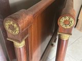 un lit avec une tête de lit et un pied de lit en bois