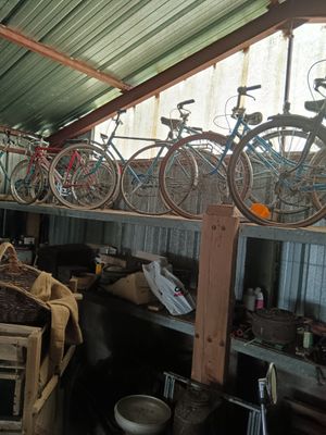 many bicycles that are sitting on the shelves in the garage