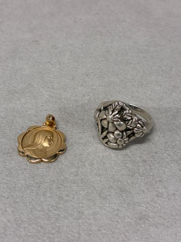 Bague en argent 925 millièmes et pendentif religieux en métal dor