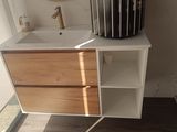un lavabo blanc et un meuble de salle de bains en bois