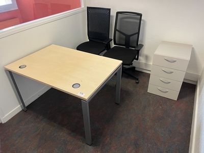 Bureau en mélaminé clair, caisson, chaise et fauteuil