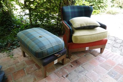 deux chaises et un repose-pieds sur une terrasse en briques