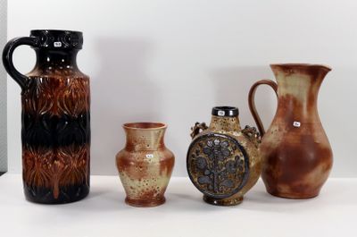 trois vases différents posés les uns à côté des autres sur une table