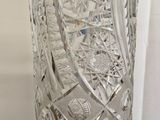 un vase en verre posé sur une table
