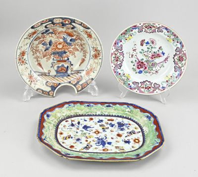 trois assiettes chinoises ornées de motifs floraux sur fond blanc