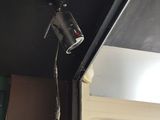 une lampe suspendue au plafond de la pièce