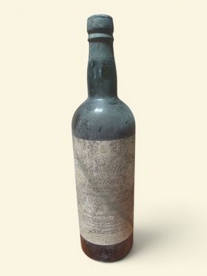 une bouteille de bière posée sur une table
