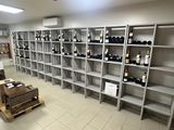 de nombreuses bouteilles de vin sur les étagères de la pièce