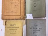 Quatre livres sont posés sur une table, avec des étiquettes dessus.