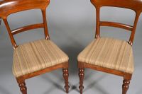 Paire de chaises en acajou mouluré à dossier barrette. (photo 2)
