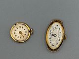 une photo montrant deux montres posées sur une table