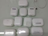 de nombreux AirPods blancs couleur pomme posés sur une table