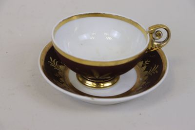 une tasse et une soucoupe posées sur une table blanche