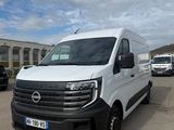 la camionnette blanche est garée dans un parking avec d'autres véhicules
