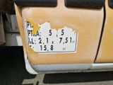 un autocollant apposé à l'arrière d'un camion qui a été vandalisé