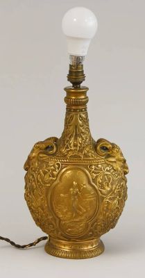 une image représentant une lampe dorée surmontée d'une lumière blanche