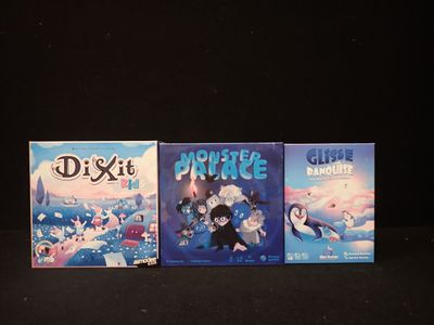 trois livres pour enfants sont alignés sur une surface noire