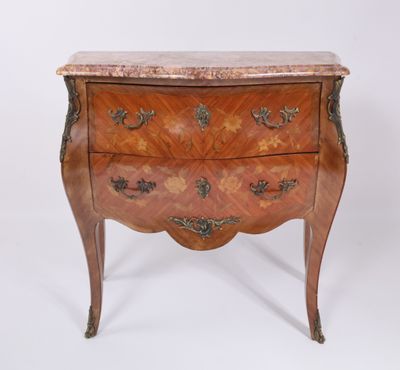 une commode ancienne avec un plateau en marbre sur fond blanc