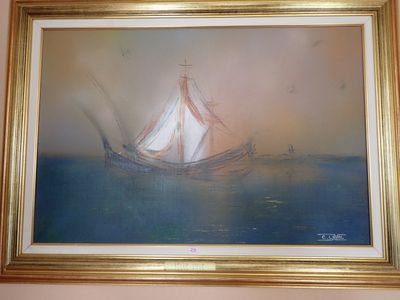 un tableau représentant un voilier au milieu de l'eau