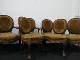 six chaises anciennes avec des assises rembourrées dans une pièce