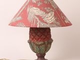 une lampe surmontée d'un abat-jour rouge
