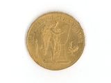 une image représentant une pièce d'or surmontée d'une statue