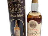 une photo d'une bouteille de vieux whisky écossais à côté d'une boîte en carton